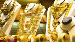 தடுமாறும் தங்கம் விலை.. போகிற போக்கில் நிபுணர்கள் சொன்னதெல்லாம் நடந்து விடும் போலிருக்கே..! 