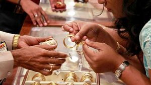 இனி தங்கத்தினை நினைக்க மட்டும் தான் முடியுமா? மூன்றாவது நாளாக கிடு கிடு ஏற்றத்தில் தங்கம் விலை..!