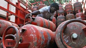 ஜூன் 1ஆம் தேதி எல்பிஜி சிலிண்டர் விலை உயருமா..? என்ன நடக்கப் போகிறது..! 