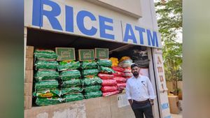 கனவு வீட்டிற்காக சேமித்த பணம்.. RICE ATM ஆக உருவெடுத்த கதை.. கொரோனா காலத்தில் நெகிழ்ச்சியான கதை..! 