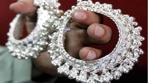 தங்கத்தினை பின்னுக்கு தள்ளிய வெள்ளி.. 50% லாபம்.. இரட்டிப்பு குஷியில் முதலீட்டாளர்கள்..! 