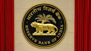 51,000 என்ற சாதனை புள்ளிகளை தக்க வைத்துக் கொள்ள முடியாத சென்செக்ஸ்.. RBI நடவடிக்கை தான் காரணமா? 