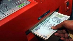  இனி டெபிட் கார்டு இல்லாமலேயே ஏடிஎம்-மில் பணம் எடுக்கலாம்.. எந்தெந்த வங்கிகளில்..?