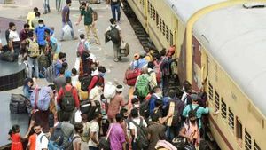 டெல்லியை காலி செய்த 8 லட்சம் தொழிலாளார்கள்.. லாக்டவுனை சமாளிக்க முடியாமல் தவிப்பு..! 