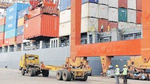 20 கன்டெய்னர்களில் தங்கம், வெள்ளி.. வாரி எடுத்து சென்ற திருடர்கள்.. இதன் மதிப்பு எவ்வளவு?