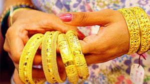 தங்கம் விலை குறையவே குறையாதா.. தொடர்ந்து ரூ.36,000 மேல் விற்பனை.. இனி குறையுமா.. ! 