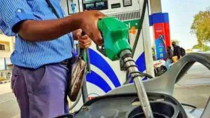 பெட்ரோல், டீசல் மீதான வரியை குறைக்க முடியாது.. நிதியமைச்சகம் அதிரடி பதில்..! 