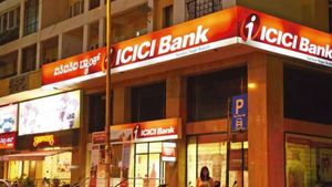 ICICI வாடிக்கையாளர்கள் அதிருப்தி.. செக், கிரெடிட் கார்டு கட்டணங்கள் ரூ.1500 வரை அதிகரிப்பு..!