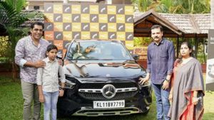  பென்ஸ் கார் கிப்ட்-ஆ.. ஊழியருக்கு இன்ப அதிர்ச்சி கொடுத்த முதலாளி.. கார் விலை என்ன தெரியுமா?!