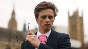 7 நிமிடம் மட்டும் உலக பணக்காரன் ஆனது எப்படி.. யூடியூபரின் குசும்புத்தனத்தை பாருங்க.. ! 