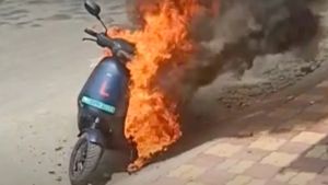 திடீர் திடீரென பற்றி எரியும் மின்சார ஸ்கூட்டர்கள்.. 1441 ஸ்கூட்டர்களை திரும்ப பெறும் ஓலா.. ! 