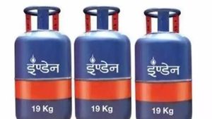  சிறு வணிகர்களுக்கு மேலும் பிரச்சனை.. வணிக சிலிண்டர்கள் விலை ரூ.100-க்கு மேல் அதிகரிப்பு! 