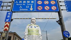 லாக்டவுனில் தளர்வுகள்.. துள்ளிக் குதிக்கும் சீன  மக்கள்.. இந்தியாவுக்கும் நல்ல விஷயம் தான்.. எப்படி?