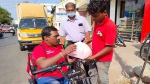 வீல் சேரில் ஹோம் டெலிவரி.. நம்பிக்கை இழக்காத கணேஷ் முருகன் ..! 