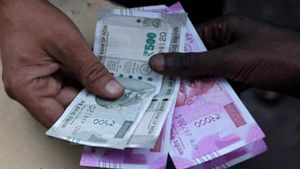 ரூ.500 போட்டா 2500 ரூவா கிடைக்குதா.. ஏடிஎம்-மில் குவிந்த மக்கள்.. மிச்சம் மீதி இருக்கா? 
