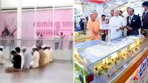 திறந்த நான்கு நாட்களில் பஞ்சாயத்து... போலீசில் புகார் அளித்த உபி லூலு நிர்வாகம் 