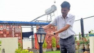ஆபீஸ், வீடு, வாகனம் எல்லாமே சோலார்.. அசத்தும் ஊழியர்.. மாதம் ரூ.18,000 மிச்சம்.. எப்படி? 