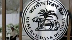 8 வங்கிகள் மீது RBI அபராதம்.. இந்த வங்கியில் கணக்கு வைத்துள்ளார்களா..? 