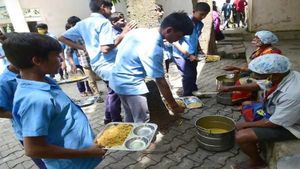 மதிய உணவு திட்டம்.. 11.40 கோடி மோசடி செய்த தலைமை ஆசிரியர்..! 