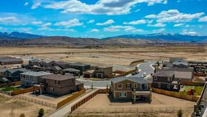 சிறு தவறால் 85 வீடுகளுக்கு உரிமையாளராக மாறிய பெண்..! 