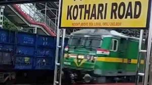 இந்தியாவின் மிக நீளமான ரயில்... 295 பெட்டி, 6 இன்ஜின், 3.5 கிமீ நீளம்..! 