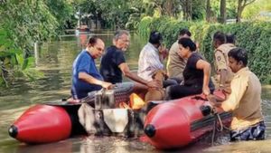 கோடீஸ்வரர்களின் வீடுகளையும் பதம் பார்த்த வெள்ளம்.. படகில் மீட்கப்பட்ட தொழிலதிபர்கள்! 