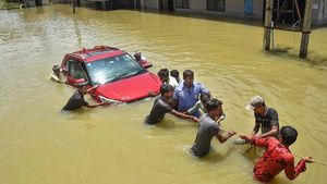 பெங்களூரு வெள்ளத்தில் சேதமான வாகனங்கள்.. காப்பீடு பெறுவது எப்படி? 