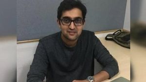தலைகீழாய் மாறிய ஐடி ஹப்..  டிராக்டரில் அலுவலகம் சென்ற அப்கிரேட் CEO.. பெங்களூரின் பரிதாபம் 