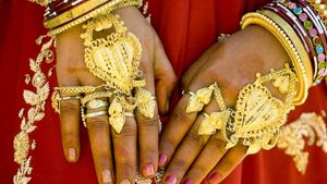 தங்கம் விலை 1000 ரூபாய் சரிவு.. தொடர்ந்து 3 நாள் சரிவு.. மக்கள் குஷி..! 