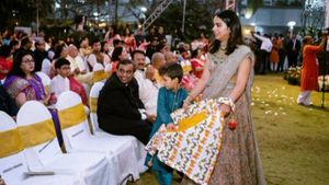 முதல் முறையாக வீட்டிற்கு வந்த இரட்டை வாரிசுகள்..  குழந்தைகளுடன் மும்பை வந்த இஷா அம்பானி! 