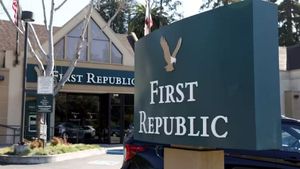 First Republic வங்கியை காப்பாற்ற 11 வங்கிகள் கூட்டணி.. 30 பில்லியன் டாலர் ரெடி..! 