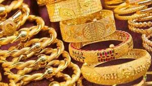  Gold: நகை பிரியர்கள் ஷாக்.. மீண்டும் வேலையை காட்ட ஆரம்பித்த தங்கம் விலை! 