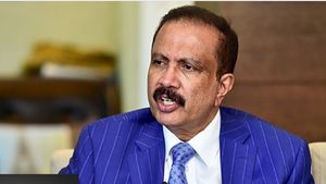 UAE-யில் கொடி கட்டிப் பறக்கும் கேரள பணக்காரர்.. யார் இந்த ஆசாத் மூப்பன்..! 