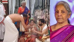 நிர்மலா சீதாராமனின் ஒரே மகளுக்கு ஆர்பாட்டம் இல்லா திருமணம் - செம வீடியோ..!! 