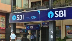 SBI வட்டி விகிதத்தை உயர்த்தியது.. கடன் வாங்கியவர்கள் ஷாக்..! 