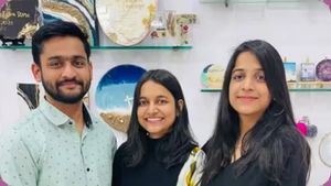 பலகோடி வருவாய்.. கலக்கல் ரெசின் ஓவிய ஸ்டார்ட்அப்.. அசத்தும் சிஸ்டர் - பிரதர்ஸ்.. பாசிட்டிவ் ஸ்டோரி 