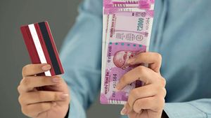  கடனை அடைப்பதா அல்லது கிரெடிட் கார்டு பில்லை கட்டுவதா? எது சிறந்தது? 