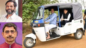 கவர்னர் சார், வாங்களேன் ஆட்டோ-ல ரைட் போவோம்.. ZOHO ஸ்ரீதர் வேம்பு ஆட்டோவில், ஆர்என் ரவி பயணம்..!! 