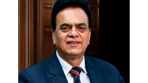 நியூமராலஜி செய்த மேஜிக்..!! செருப்பு கூட இல்லாத வறுமை.. இன்று ரூ.7,300 கோடிக்கு அதிபதி..!!  