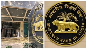 RBI அலுவலகத்தில் வரிசை கட்டி நிற்கும் மக்கள்.. எதற்காக தெரியுமா..? 