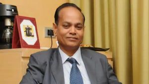 கிளார்க் ஆக இருந்கு ரூ.21,600 கோடி சம்பாதித் ராம்பிரசாத்..  யார் இவர்..? 