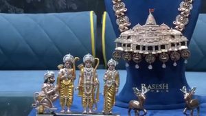 அசரவைக்கும் அயோத்தி ராமர் கோயில் நெக்லெஸ்..! 5000 வைரங்கள், 2 கிலோ வெள்ளி.. செம போட்டோஸ்..!! 