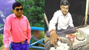 ஒரு காலத்தில் தள்ளுவண்டியில் முட்டை, காய்கறி விற்றவர் இன்றைக்கு ஐஏஎஸ் அதிகாரி - மனோஜ் குமார் 