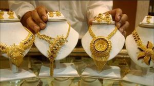 டமாளென சரிந்த தங்கம் விலை.. தங்கம் 1000 ரூபாய், வெள்ளி 2000 ரூபாய் சரிவு.. மிஸ் பண்ணிடாதீங்க..!! 