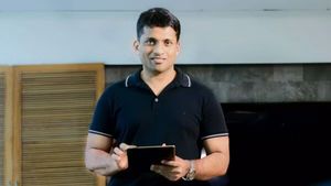 BYJUS: வீட்டை அடைமானம் வைத்து ஊழியர்களுக்குச் சம்பளம் கொடுத்த பைஜு ரவீந்திரன்..! 