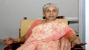 தடைகளை தகர்த்தெறிந்து எதிர்நீச்சல் போட்ட இந்தியாவின் முதல் பெண் ஐஏஎஸ் அதிகாரி! 
