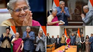ராஜியசபா உறுப்பினர் சுதா மூர்த்தி முகத்தில் எவ்வளவு சிரிப்பு பாருங்க! Infosys நாராயண மூர்த்தி ஹேப்பி
