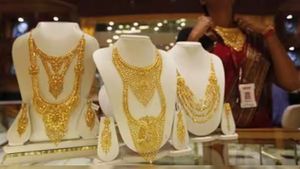 மக்கள் அதிகம் வாங்குவதாலேயே தங்கம் விலை உயர்கிறதா..? உண்மை என்ன..?! 