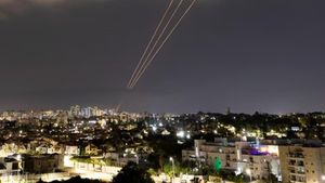 இஸ்ரேல் மீது ஈரான் தாக்குதல்.. இந்திய பங்குச்சந்தையில்  கலகலத்துப்போன 14 பங்குகள்..!! 