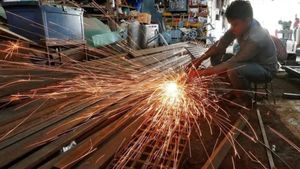 PMI: வெளியில் பொளந்து கட்டினாலும், உற்பத்தி துறை மாஸ் வளர்ச்சி..!! 